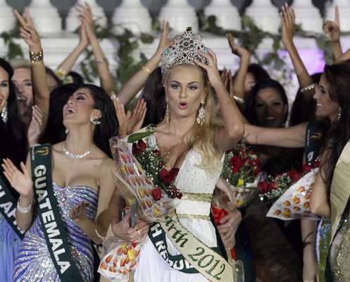 Tereza Fajksova, Miss República Checa, fue coronada Miss Tierra 2012 durante el evento anual que se celebra en el Palacio de Versalles en Alabang, Metro Manila. Ella recibió la corona de la saliente campeona Olga Alava.