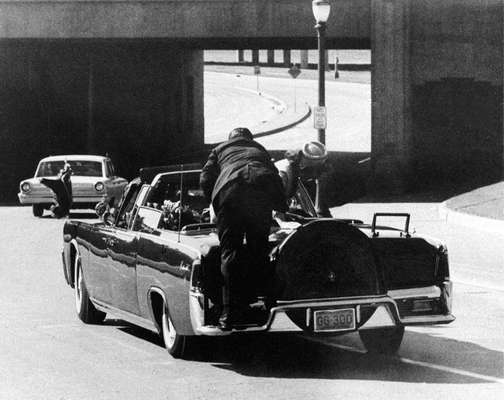 Clint Hill jamás se perdonará el hecho de que no pudo proteger y salvar al presidente John Kennedy aquel nefasto 22 de noviembre de 1963, hace 49 años, en Dallas. El guardaespaldas (en la foto, subiéndose a la limousina que llevaba al presidentes, segundos después de los disparos), habla de su vida y de aquel momento, en su biografía 'Mrs Kennedy and me: An intimate memoir' (La señora Kennedy y yo: las memorias íntimas).
