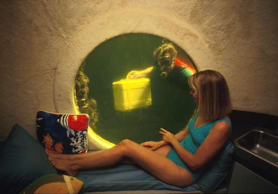 Jules Undersea Lodge, Estados Unidos: projetos de resorts de luxo submarinos estão na moda, diferentes hotéis ao redor do mundo. Mas o primeiro hotel embaixo dágua foi o Jules Undersea Lodge, antiga estação de pesquisas na ilha de Key Largo, Flórida, foi transformada em alojamento para duas pessoas, com camas, um banheiro, e uma grande janela com vista, para as águas do mar. Os hóspedes mergulham até sua suíte, e recebem refeições trazidas pelo staff do hotel. As diárias com tudo incluído começam a partir de R$ 1000.