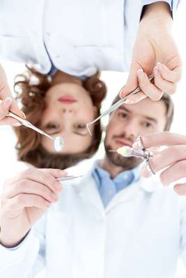 Tratamentos ortodônticos, dentes do siso, fraturas e canais podem ser alguns dos motivos para dizer adeus a alguns dentes. Mas, para garantir o sucesso desse procedimento é preciso tomar alguns cuidados com o pós-operatório. Além da dor, o inchaço é incômodo, mas há meios para amenizar esses sintomas.
