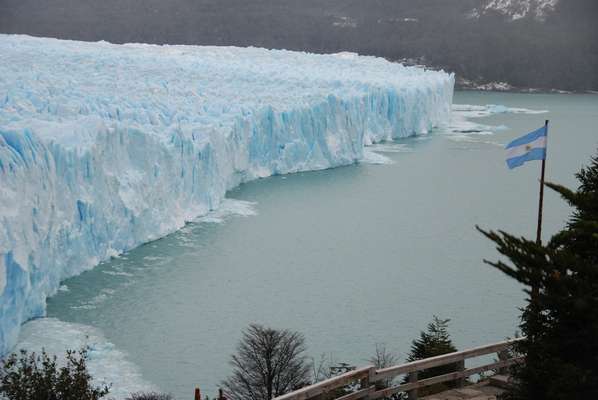 Glaciar Perito Moreno: o Glaciar Perito Moreno tem mais de 30 km² dentro do Parque Nacional Los Glaciares, na Patagônia argentina. Além de trilhas pela geleira, os turistas podem curtir passeios de barco frente aos paredões que criam um belo espetáculo quando grandes peças de gelo se desprendem sobre a água. A cidade mais próxima desta famosa geleira é El Calafate, com diferentes opções de excursões de turismo e alojamentos de qualidade como o hotel Mirador del Lago