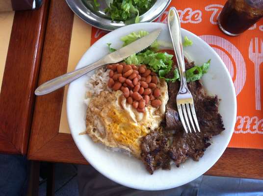Arroz, feijão, salada e carne muita carne. Tudo por um preço acessível e em boa quantidade. Essa é a ideia do PF Week, um Tumblr que avalia os restaurantes da capital paulista em busca do menor PF (prato-feito) por até R$ 15. A pedido do Terra, os criadores Marcelo Bruzessi, Fernando Calvache e Fernando Sales selecionaram os cinco melhores já visitados. Confira a seguir