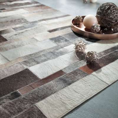 Alfombra Arty de patchwork de pel de vaca y búfalo, se integra perfectamente en un interior de estilo natural y auténtico. Por 299 euros se puede adquirir en Maisons du Monde.