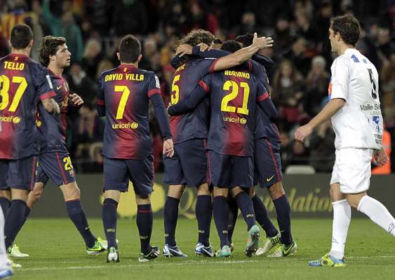 Com dois gols de David Villa, o Barcelona venceu o Alavés por 3 a 1 nesta quarta-feira e confirmou vaga nas oitavas de final da Copa do Rei