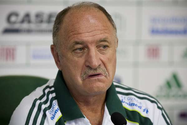 Não são apenas os títulos que fazem de Luiz Felipe Scolari uma personalidade marcante no futebol. O substituto de Mano Menezes no comando da Seleção Brasileira sempre chamou a atenção na carreira pelas frases diretas, bem humoradas ou rabugentas, muitas vezes ofensivas, que destoam do "mais do mesmo" do mundo da bola. Confira, a seguir, algumas das principais pérolas de Felipão: