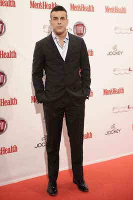 El museo Reina Sofía de Madrid se vistió anoche de gala para acoger los premios Hombres del año Men's Health. Mario Casas fue reconocido en la categoría de mejor actor de cine. Acudió sin su novia, María Valverde.