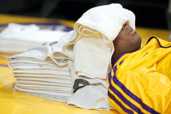 Pacers vs. Lakers: Kobe Bryant descansa un poco durante un tiempo fuera en su juego ante Indiana.
