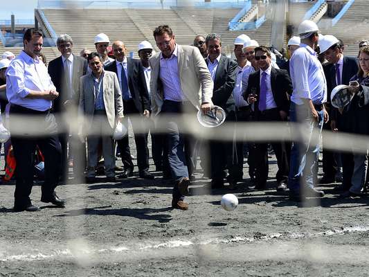 O secretário-geral da Fifa, Jérôme Valcke, visitou as obras da Arena Corinthians nesta quarta-feira. Após chegar ao novo estádio corintiano de trem, Valcke arriscou cobranças de pênaltis na presença da comissão formada por integrantes da Fifa e do Comitê Organizador Local (COL)