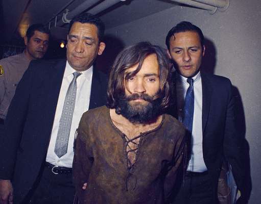 A unos les gustaba degollar y sacarle la piel a sus víctimas. A otros, drogarlas para después matarlas. Otros, en tanto, las enterraban en sus casas y otros, hasta tenían sexo con ellas una vez muertas. Pero todos tienen algo en común. Fueron los asesinos seriales más sangrientos y macabros en la historia de Estados Unidos, como Charles Manson, quién lideró un clan que sembró con la muerte un acaudalado barrio en Los Angeles a fines de los turbulentos años sesentas.
