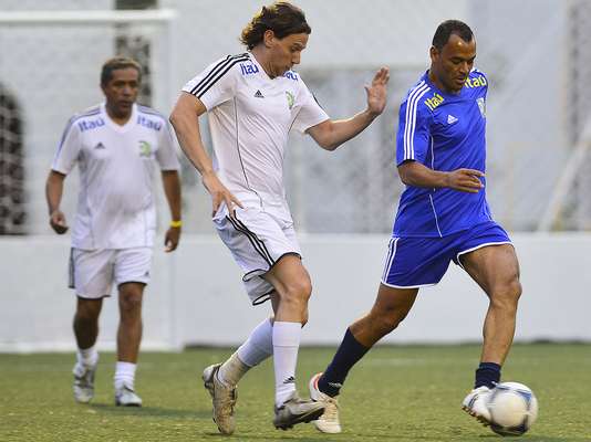 Com cafu e a presença da atacante Marta, membros da imprensa do mundo inteiro e assessores da Fifa disputaram partida amistosa nesta sexta-feira em São Paulo; veja