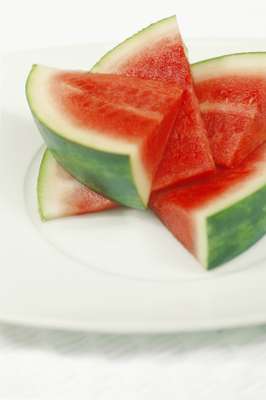 Melancia - Importante fonte de licopeno, um antioxidante que ajuda o corpo a combater doenças, além das vitaminas A e C. Outra vantagem são as poucas calorias: 40 em uma xícara