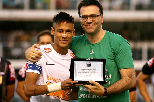 Em dia de homenagens ao jornalista Joelmir Beting, pai de Mauro Beting, que morreu na quarta-feira, o Santos venceu o Palmeiras por 3 a 1 de virada com direito a novo show de Neymar