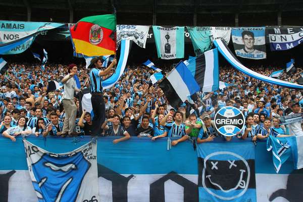Era um treino, mas poderia ser visto como um jogo sem maiores exageros. Na manhã deste sábado, o Estádio Olímpico Monumental recebeu cerca de 10 mil gremistas para o último treino do Grêmio antes do Gre-Nal deste domingo, jogo que marcará a despedida do estádio