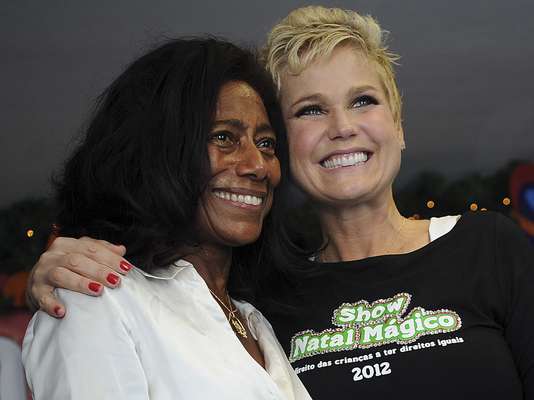 Aproximadamente 10 mil pessoas lotaram o ginásio do Maracanãzinho para ver o show de Natal da apresentadora Xuxa Meneghel, neste sábado (1). Sob direção de Gringo Cardia e da própria Xuxa, o evento deste ano homenageia as tradições culturais do Brasil, e ressalta a Folia de Reis, casando a tradicional festa com o Natal. Entre o público, esteve presente a apresentadora Gloria Maria