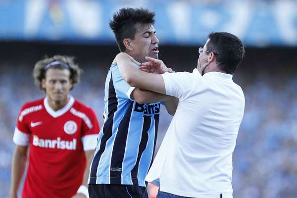 O Estádio Olímpico não teve uma despedida à altura neste domingo. Tradicional palco de festas, o local recebeu um jogo quente e marcado por confusões entre Grêmio e Inter, que jogaram mal e empataram por 0 a 0. A briga entre Saimon e o técnico Osmar Loss aconteceu nos acréscimos da partida e estragou de vez a despedida do Olímpico