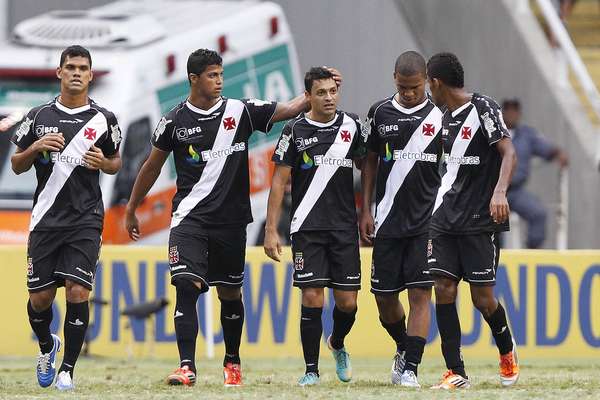 O Vasco comemora um dos dois gols marcados por Éder Luís, herói na vitória sobre o Fluminense, neste domingo, no Engenhão