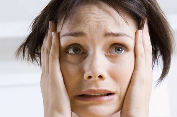 Perigo: quando você está estressado, o corpo tem uma resposta para protegê-lo. Se você está em perigo, o hipotálamo do cérebro envia gatilhos químicos para os nervos e as glândulas suprarrenais, que ficam em cima de cada rim. Essas glândulas liberam hormônios como o cortisol, que aumentam a pressão arterial e o açúcar no sangue. O processo, claro, pode prejudicar a saúde se acontecer com frequência