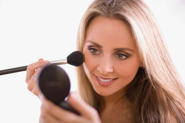 As mulheres conhecem milhares de técnicas para fazerem uma maquiagem perfeita. Algumas delas dão certo, outras não. Muitas vezes, algumas dicas podem não funcionar e criam o efeito oposto ao desejado por elas. Para ajudar a esclarecer algumas dúvidas, o maquiador e consultor criativo da linha Intense de O Boticário, Sadi Consati, listou alguns mitos e verdades