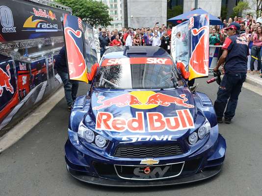 Cacá Bueno fez uma exibição nesta quarta-feira em um condomínio comercial na zona sul de São Paulo. O piloto guiou seu Chevrolet Sonic, da equipe Red Bull Racing da Stock Car, e chamou a atenção dos fãs. Veja fotos da apresentação: