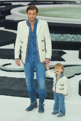 Karl Lagerfeld parece ter um novo queridinho para suas passarelas. Hudson Kroenig, o filho de quatros anos do modelo Brad Kroenig, é a aposta do estilista, diretor criativo da Chanel. Na foto, Hudson durante o desfile primavera-verão 2012