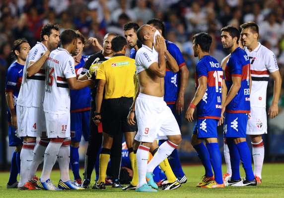 Com expulsão de Luís Fabiano após 13min de jogo e pressão do Tigre, o São Paulo arrancou empate por 0 a 0 nesta quarta-feira, na Bombonera, na primeira partida da final da Copa Sul-Americana