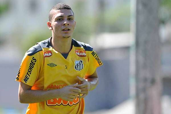 No início de 2012, Alison inicia trabalhos no campo pouco após a primeira cirurgia ligamentar, em setembro