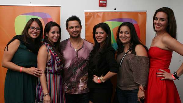 Alejandro Sanz loves his fans as much as they love him but rarely has the opportunity to have some one-on-one time with his legion of admirers. A few lucky fans who won Terra's contest to meet the Spanish singer after his Terra Live Music presentation and go where few fans have gone before: sharing an intimate moment with their pop idol. Check out these adorable pics of our contest winners hanging out with Alejandro Sanz!