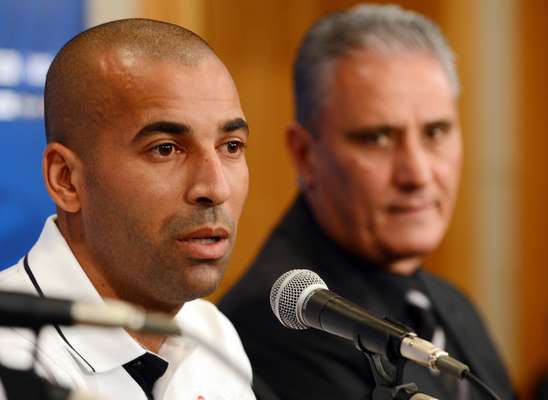 Primeiro jogador do Corinthians a dar entrevista coletiva no Japão, o atacante Emerson fugiu do seu comportamento tradicional, nesta sexta-feira. Sentado ao lado do técnico Tite, ele foi polido até ao comentar sobre uma polêmica envolvendo o lateral-esquerdo Léo, do Santos. O corintiano disse que pouco se importou e não mandou qualquer resposta