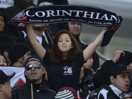 O torcedor corintiano respondeu à altura a abertura dos portões no treinamento deste sábado, em Kariya. Cerca de 700 torcedores compareceram ao Wave Stadium para acompanhar o trabalho comandado por Tite. Homens, mulheres e até crianças lotaram o espaço para prestigiar o campeão da Copa Libertadores da América, que estreia no Mundial na próxima quarta-feira, contra o vencedor de Sanfrecce Hiroshima, do Japão, e Al-Ahly, do Egito