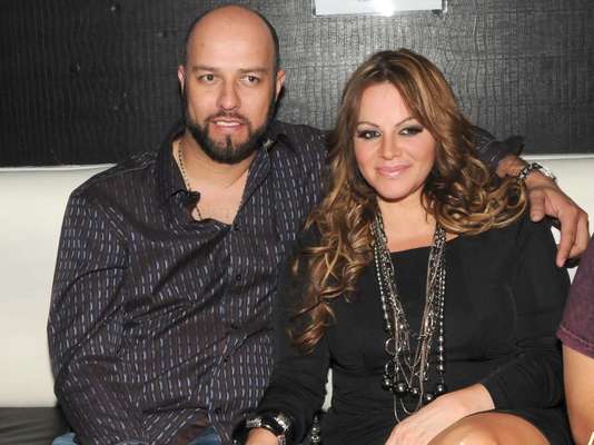 El último escándalo de Jenni Rivera fue su divorcio de Esteban Loaiza, el cual no tuvo una explicación por parte de la 'Diva de la Banda'. Los rumores que se difundieron tras el anuncio de su separación fueron que el beisbolista tenía preferencias homosexuales -chisme que fue desmentido por la cantante- y que 'Chiquis', la hija de la coach de 'La Voz... México 2', tuvo una relación con su padrastro provocando el distanciamiento de su madre.