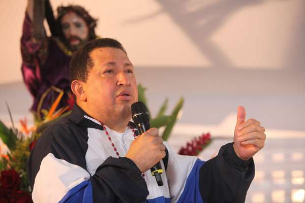 Uno de los casos que ha conmocionado más a Latinoamérica y al mundo en general, por las connotaciones políticas que tiene y el misterio que lo rodea, es el del gobernante venezolano, Hugo Chávez. Chávez anunció el 30 de junio de 2011 desde Cuba que 10 días antes le habían extraído un tumor canceroso. Tras cuatro sesiones de quimioterapia, tres en La Habana y una en Caracas, al regresar de Cuba aseguró que los análisis médicos detectaron que no había células malignas. Pero, su salud volvió a deteriorarse. Este sábado 8 de diciembre de 2012, confirmó que le volvieron a encontrar células cancerosas en la misma zona donde se le detectó el cáncer en el 2011.