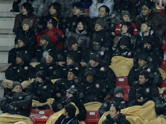 Jogadores e comissão técnica do Corinthians enfrentaram neste domingo um frio de quase 0º, no Estádio de Toyota, para acompanhar quem será o rival do jogo semifinal do Mundial de Clubes da Fifa. O Sanfrecce Hiroshima, campeão japonês, e o Al Ahly, campeão africano, se enfrentaram sob pequenos flocos de neve de com os olhares atentos dos corintianos, e o time africano saiu vitorioso