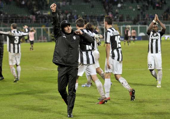 La Juventus regaló su triunfo contra el Palermo 1-0 a su técnico Antonio Conte, que, tras cuatro meses, volvió a sentarse en el banco.
