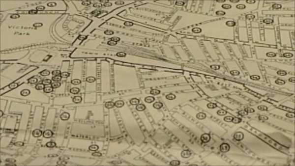 1. Crean mapa interactivo del bombardeo de Londres. Tras un año de trabajo, un equipo de la Universidad de Portsmouth presentó un mapa interactivo con la situación exacta de las bombas que cayeron en la capital británica durante la Segunda Guerra Mundial. Fue realizado con datos del Archivo Nacional Británico. El mapa arroja luz sobre la enorme devastación que causó el ataque aéreo alemán durante los ocho meses consecutivos en los que se centró sobre las islas británicas. La página web del mapa y la aplicación para Android también permiten averiguar los tipos de bomba que cayeron sobre Londres.
