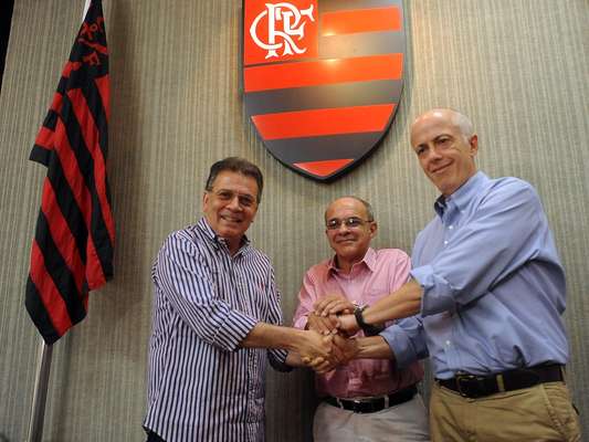Bandeira de Melo, presidente eleito do Flamengo, apresentou novos responsáveis pelo departamento de futebol; Wallim Vasconcelos (à dir.) será o novo vice-presidente de futebol rubro-negro e Paulo Pelaipe (à esq.), o diretor executivo de futebol