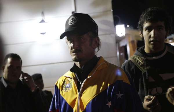 10 de dezembro - O ator americano Sean Penn participa de vigília pela saúde de Chávez em La Paz, na Bolívia