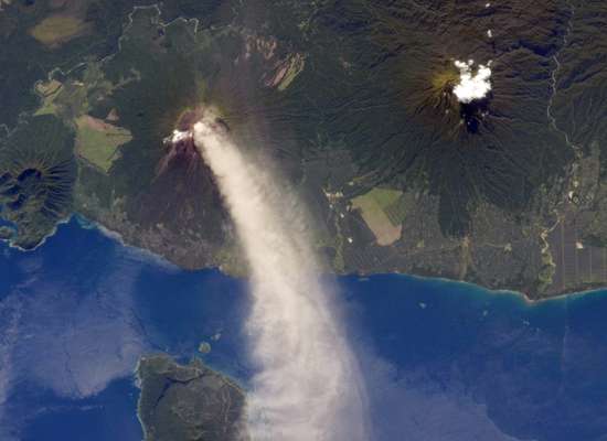 Astronauta da ISS registrou no dia 30 de novembro o vulcão Ulawun, na Papua-Nova Guiné, jogando suas cinzas na atmosfera terrestre. A imagem foi divulgada somente no dia 11 de dezembro. O vulcão, conhecido como O Pai, apresenta atividade vulcânica desde o século 18.