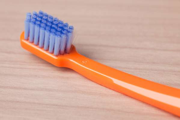 Muito se é falado sobre higiene bucal. Como escovar os dentes corretamente e a maneira certa de passar o fio dental são informações disseminadas há muito tempo. Mas, existe uma personagem muito importante nessa história toda que muitas vezes é negligenciada. A escova de dentes também precisa de cuidados na hora de ser escolhida, lavada e guardada.