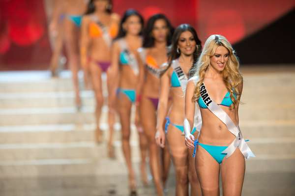 Cuerpos vibrantes y muchas curvas se presentan al interior del desfile preliminar en bikini protagonizado por las candidatas a Miss Universo 2012, las 89 participantes que buscan con sus cuerpos conquistar a los jurados y los fanáticos del certamen. Aquí todas las concursantes.