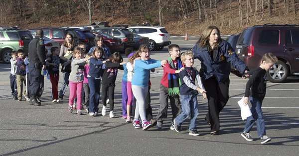 Al menos 18 niños y otros 9 adultos fallecieron a raíz de un tiroteo en la Escuela Primaria Sandy Hook de Newtown en Connecticut.