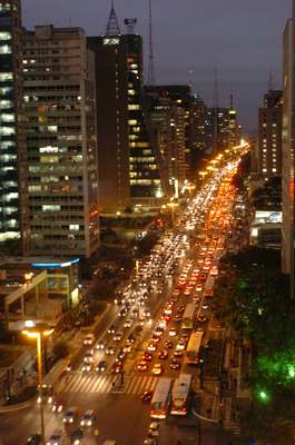 Não se aventure a alugar um carro em São Paulo. Não pelo aluguel em si, mas porque dirigir no município que tem os maiores congestionamentos do Brasil é tarefa inglória. A cidade é bem sinalizada, mas existem muitos motoboys no trânsito e a impaciência predomina entre os motoristas a ponto de gerar até uma piadinha: Qual a definição de milésimo de segundo? É o tempo que demora entre um semáforo ficar verde e um paulistano buzinar