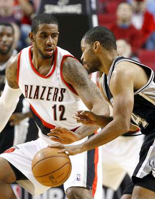 Spurs vs. Trail Blazers: Gary Neal intenta driblar a LaMarcus Aldridge.