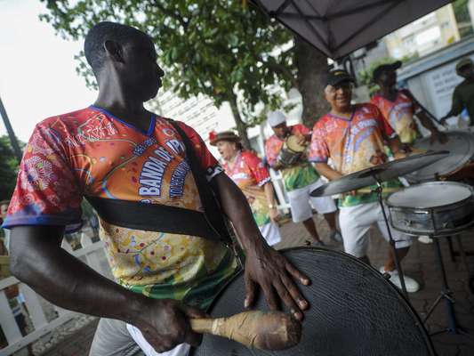 A Banda de Ipanema lançou sua camiseta para o Carnaval de 2013 na tarde deste sábado (15), na Praça General Osório em Ipanema. A Banda, fundada em 1965 por Albino Pinheiro, faz em 2013 uma homenagem especial ao Jongo da Serrinha e ao arquiteto recém-falecido Oscar Niemeyer, que terá um pôster estampada ao lado do fundador à frente dos músicos da banda. Os centenários de Vinicius de Moraes, Jamelão, Rubem Braga, Paulo Tapajós, Wilson Batista e Ciro Monteiro também serão lembrados com seus nomes estampados na camisa