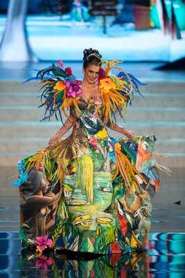 Gabriela Markus desfilou seu traje típico nessa sexta-feira (14), em Las Vegas, durante uma das fases do Miss Universo