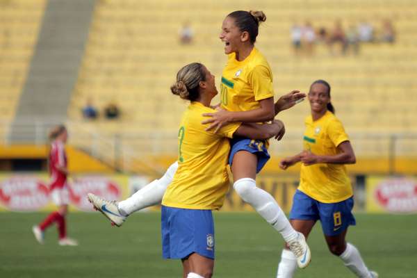 A Seleção Brasileira feminina de futebol derrotou a Dinamarca por 2 a 1 neste domingo, no Estádio do Pacaembu, e garantiu a classificação para a final do Troféu Cidade de São Paulo