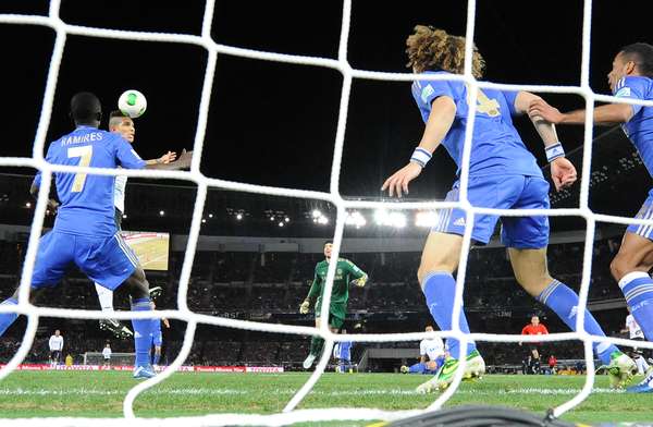 Um dos heróis do segundo título mundial da história do Corinthians foi o peruano Paolo Guerrero. Principal nome do ataque alvinegro diante do Chelsea, neste domingo, o jogador marcou aos 24min do segundo tempo o gol da vitória sobre os ingleses, por 1 a 0, e deu ao time a coquista do Mundial de Clubes da Fifa de 2012. Confira em detalhes o lance que entrou para a história do clube de Parque São Jorge: