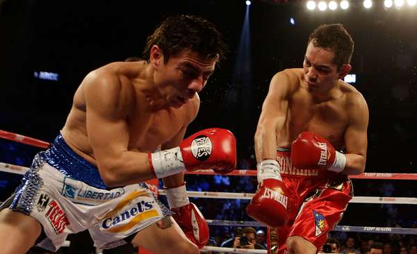 El filipino Nonito Donaire venció por nocaut en el tercer asalto al mexicano Jorge 'El Travieso' Arce y retuvo su corona de los supergallos de la Organización Mundial de Boxeo (OMB), en pelea efectuada en Houston (Texas).