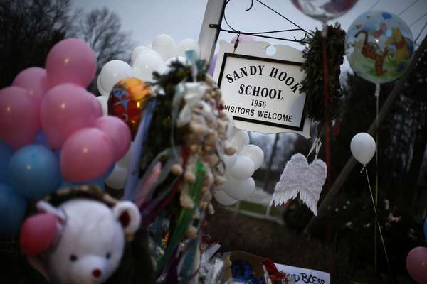 Um memorial improvisado foi criado perto da entrada da Escola de Sandy Hook para as vítimas do tiroteio