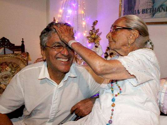 Dona Canô, figura ilustre da Bahia e mãe dos cantores Caetano Veloso e Maria Bethânia e da poetisa Mabel Veloso, nasceu em 16 de setembro de 1907 como Claudionor Viana Teles Cardoso se tornou a personalidade mais conhecida da cidade de Santo Amaro (antiga Santo Amaro da Purificação), a 72km de Salvador, e é considerada o símbolo da mãe baiana