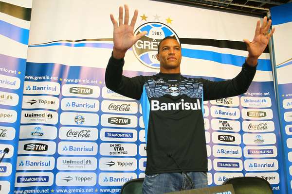 Dida acena em sua apresentação como reforço do Grêmio para 2013